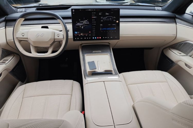 Used ONVO Luxeed L90 2025 Model—Max Six-Seater Version Center Console