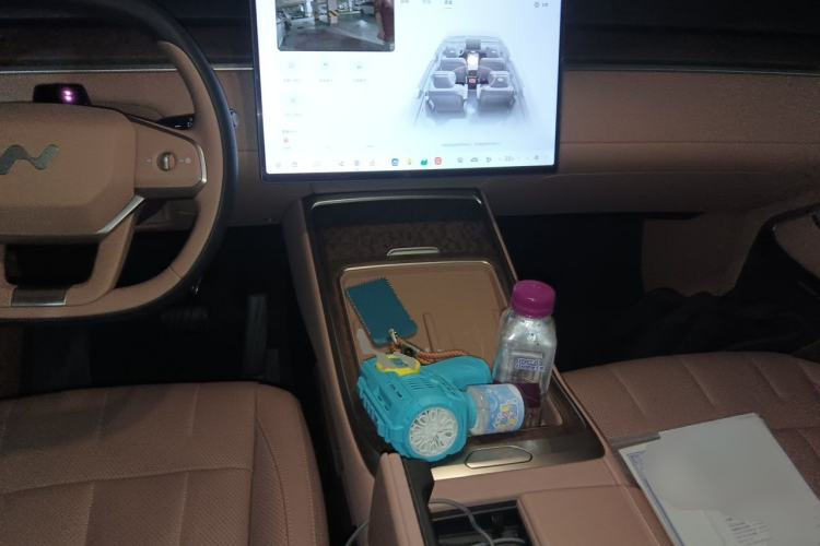 Used ONVO Luxeed L90 2025 Model—Ultra Six-Seater Version Center Console