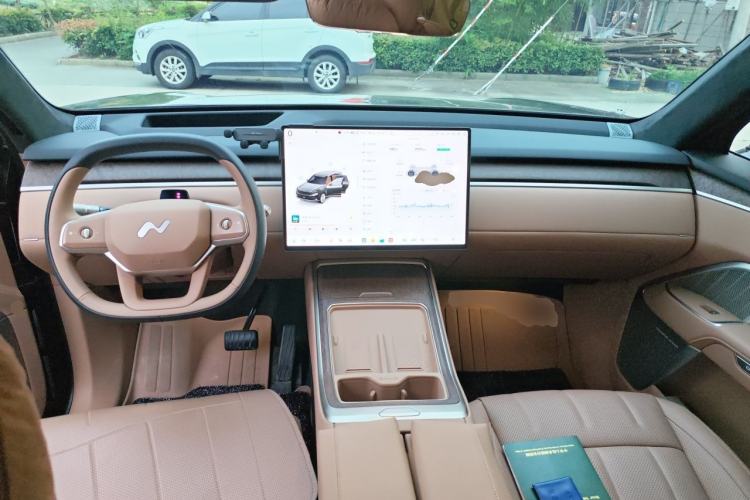 Used ONVO Luxeed L90 2025 Model—Max Six-Seater Version Center Console