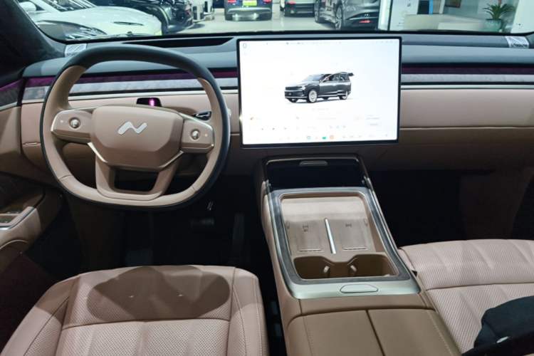 Used ONVO Luxeed L90 2025 Model—Max Six-Seater Version Center Console