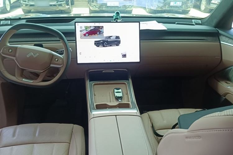 Used ONVO Luxeed L90 2025 Model—Max Six-Seater Version Center Console