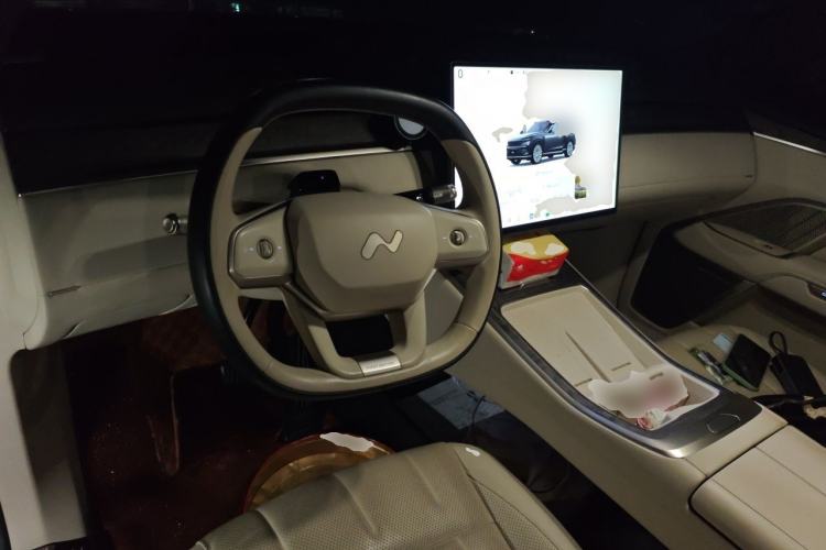 Used ONVO Luxeed L90 2025 Model—Max Six-Seater Version Center Console