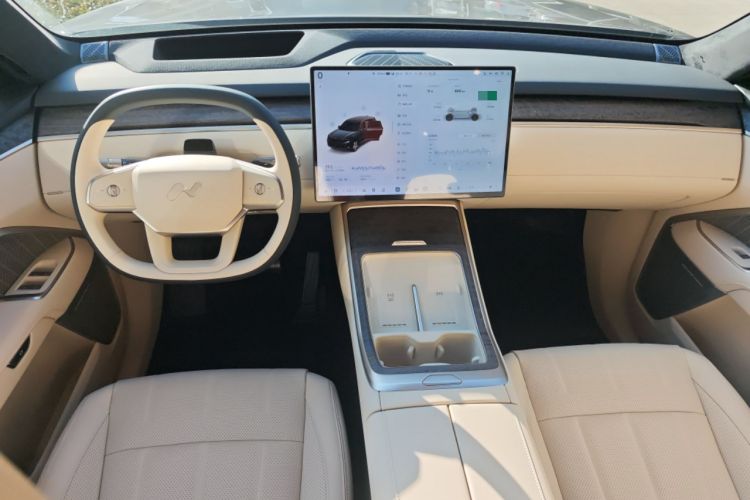 Used ONVO Luxeed L90 2025 Model—Ultra Six-Seater Version Center Console