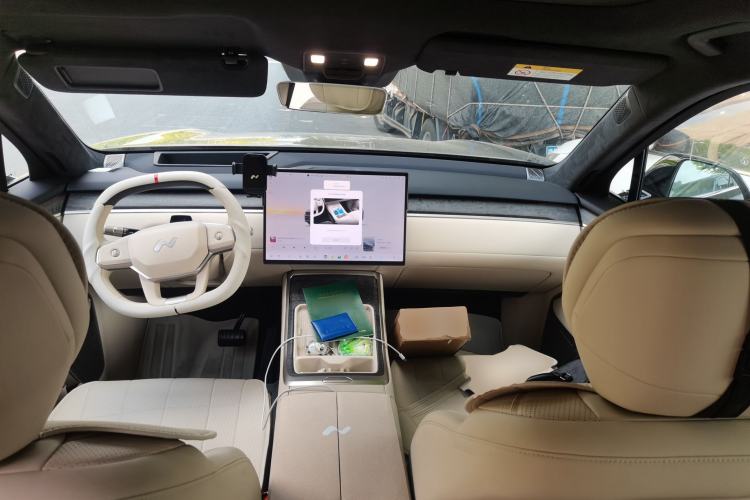 Used ONVO Luxeed L90 2025 Model—Ultra Six-Seater Version Center Console