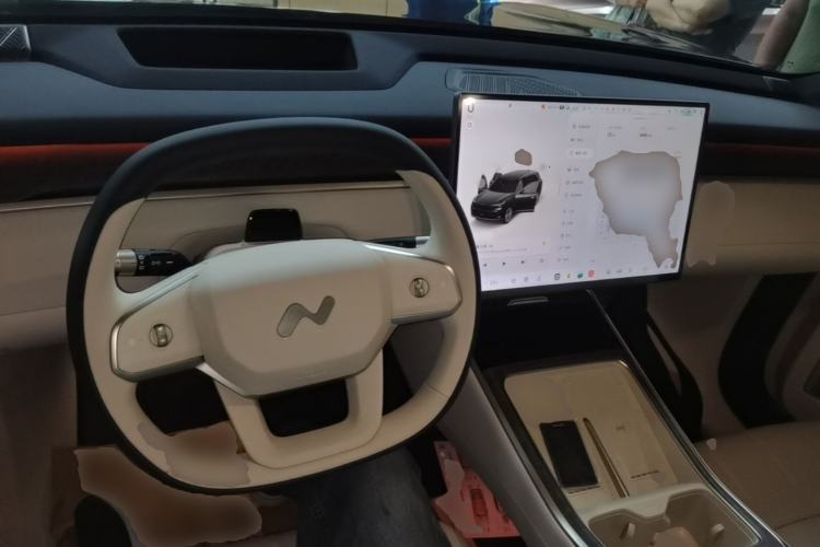 Used ONVO Luxeed L90 2025 Model—Ultra Six-Seater Version Center Console
