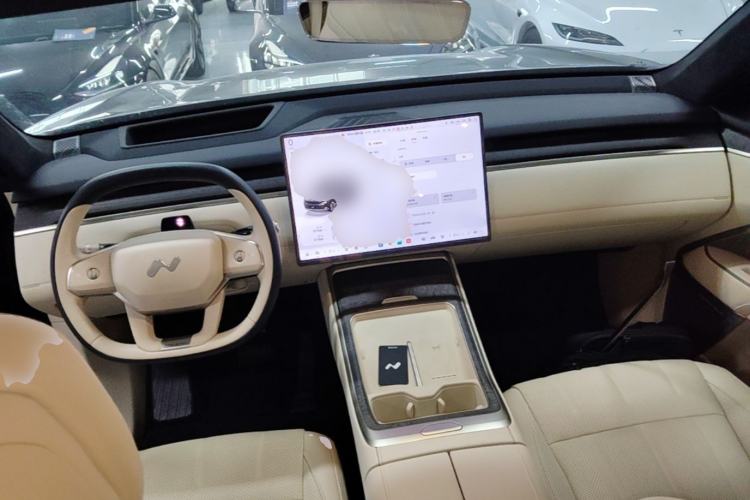 Used ONVO Luxeed L90 2025 Model—Max Six-Seater Version Center Console