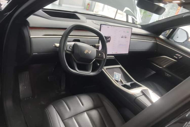 Used ONVO Luxeed L90 2025 Model—Max Six-Seater Version Center Console