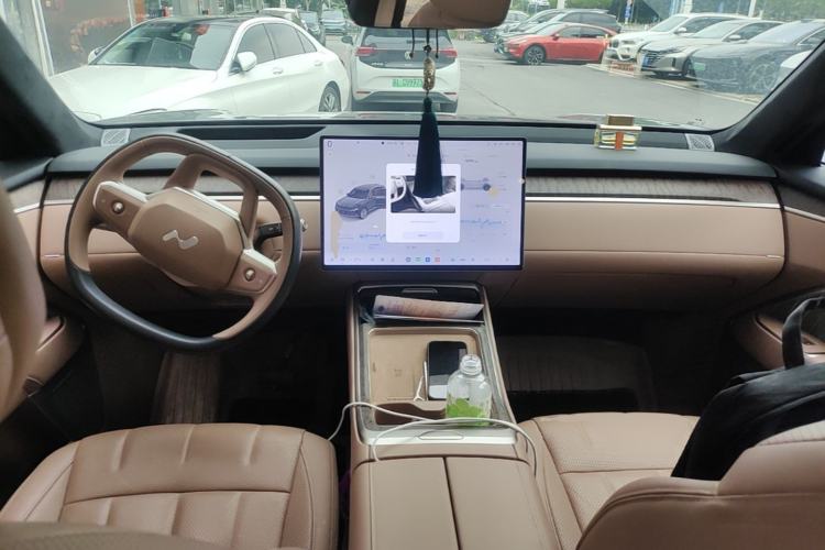 Used ONVO Luxeed L90 2025 Model—Ultra Six-Seater Version Center Console