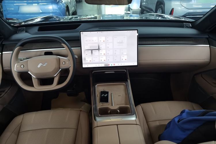 Used ONVO Luxeed L90 2025 Model—Max Six-Seater Version Center Console