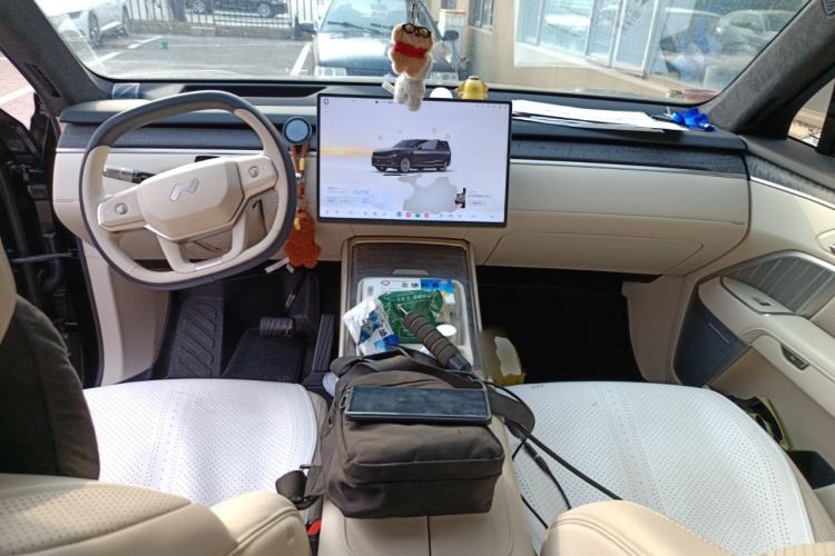 Used ONVO Luxeed L90 2025 Model—Ultra Six-Seater Version Center Console