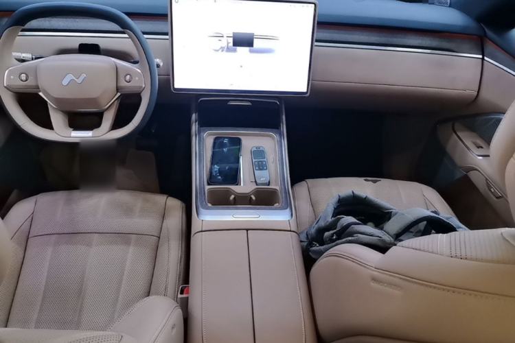Used ONVO Luxeed L90 2025 Model—Ultra Six-Seater Version Center Console