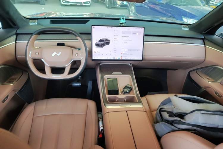 Used ONVO Luxeed L90 2025 Model—Max Six-Seater Version Center Console