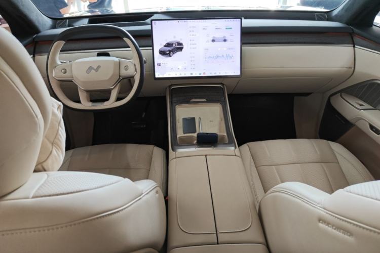 Used ONVO Luxeed L90 2025 Model—Max Six-Seater Version Center Console
