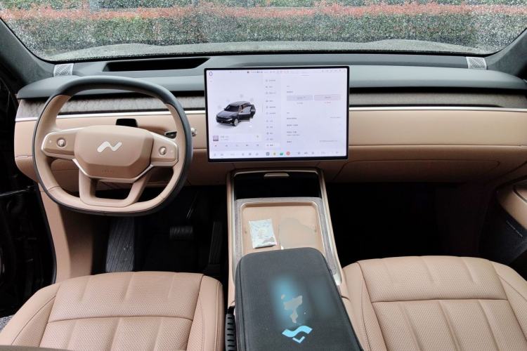 Used ONVO Luxeed L90 2025 Model—Max Six-Seater Version Center Console