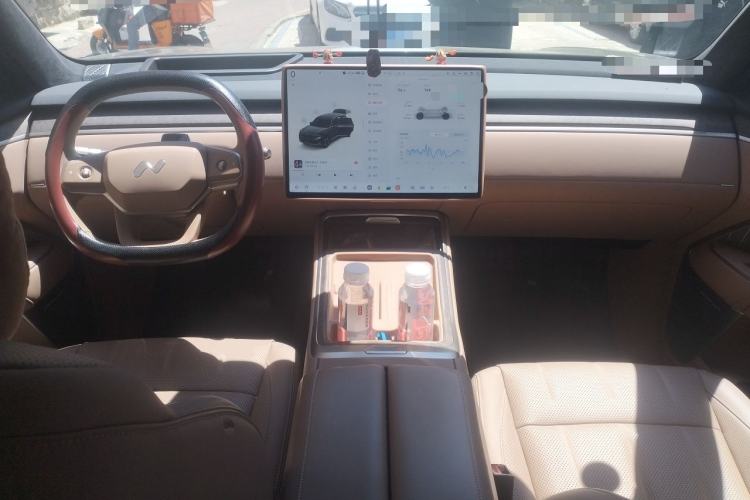 Used ONVO Luxeed L90 2025 Model—Ultra Six-Seater Version Center Console