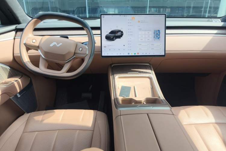 Used ONVO Luxeed L90 2025 Model—Max Six-Seater Version Center Console