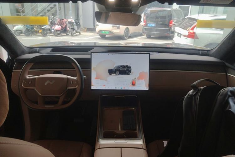 Used ONVO Luxeed L90 2025 Model—Ultra Six-Seater Version Center Console