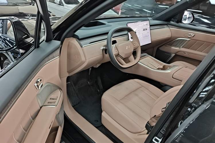 Used ONVO Luxeed L90 2025 Model—Black Knight Special Edition—Six-Seater Driver Seat