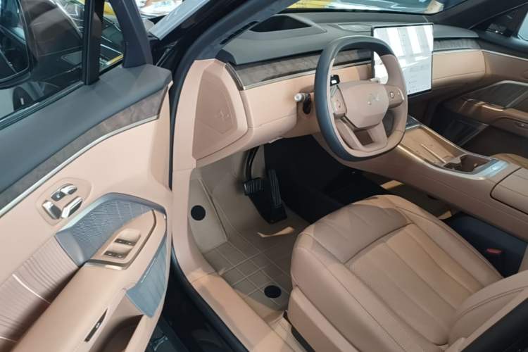 Used ONVO Luxeed L90 2025 Model—Max Six-Seater Version Driver Seat