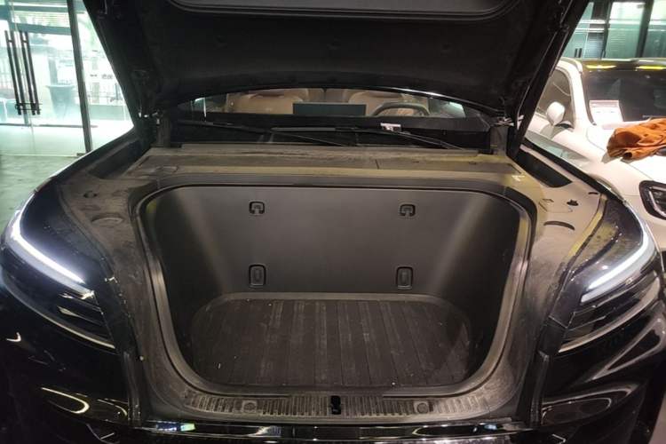 Used ONVO Luxeed L90 2025 Model—Max Six-Seater Version Engine Bay