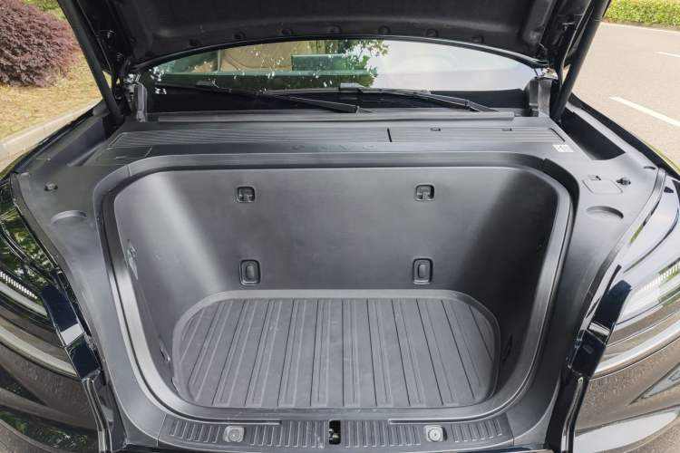 Used ONVO Luxeed L90 2025 Model—Ultra Six-Seater Version Engine Bay