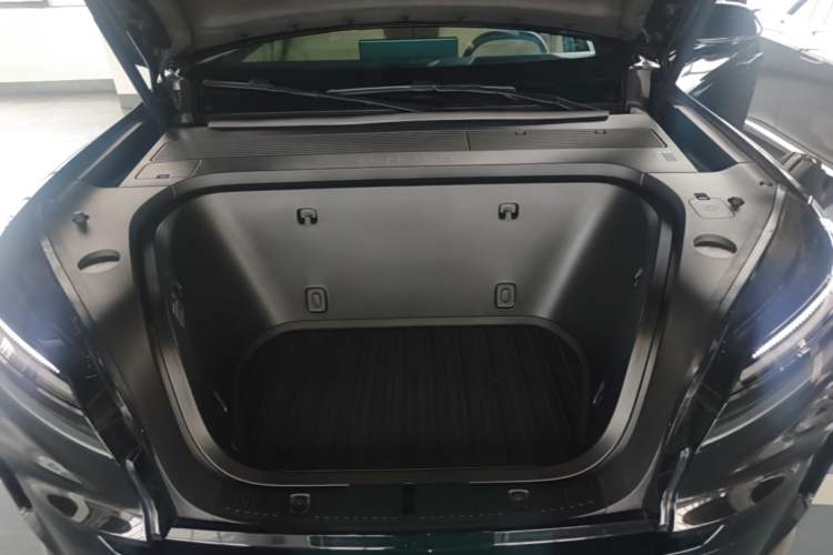 Used ONVO Luxeed L90 2025 Model—Max Six-Seater Version Engine Bay