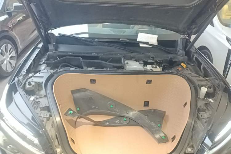 Used ONVO Luxeed L90 2025 Model—Black Knight Special Edition—Six-Seater Engine Bay