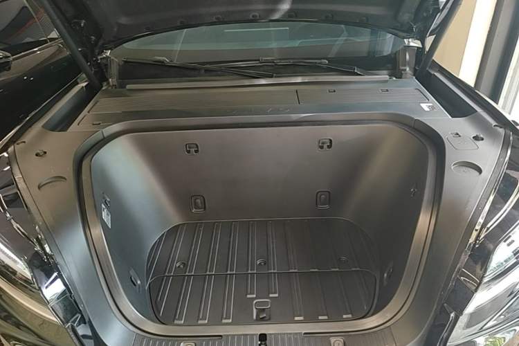 Used ONVO Luxeed L90 2025 Model—Ultra Six-Seater Version Engine Bay