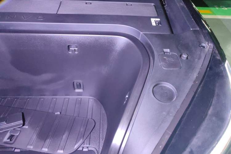 Used ONVO Luxeed L90 2025 Model—Max Six-Seater Version Engine Bay Left