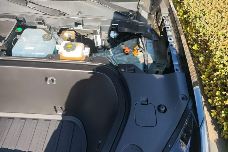 Used ONVO Luxeed L90 2025 Model—Max Six-Seater Version Engine Bay Left