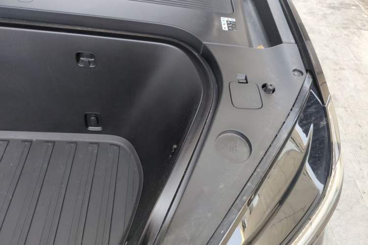 Used ONVO Luxeed L90 2025 Model—Max Six-Seater Version Engine Bay Left