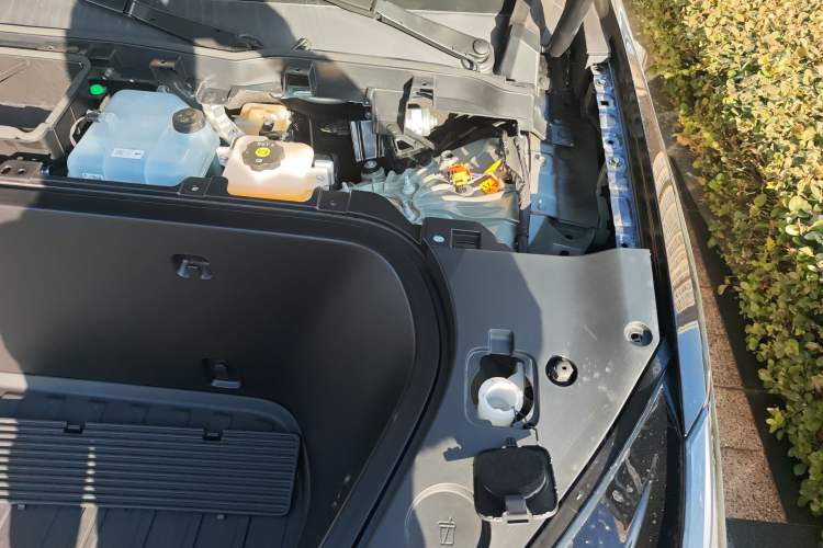 Used ONVO Luxeed L90 2025 Model—Ultra Six-Seater Version Engine Bay Left