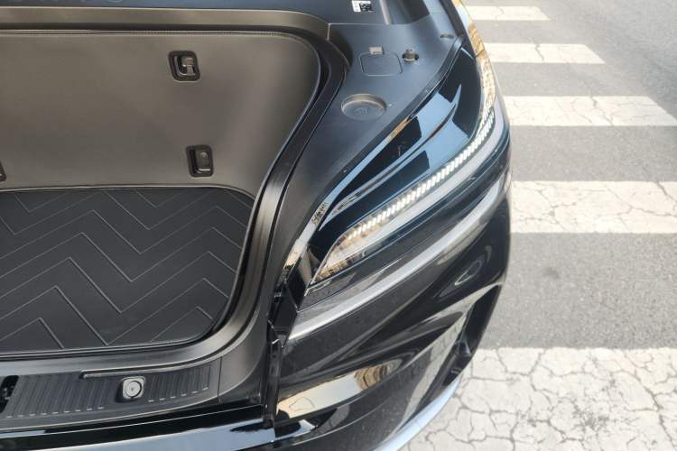 Used ONVO Luxeed L90 2025 Model—Max Six-Seater Version Engine Bay Left