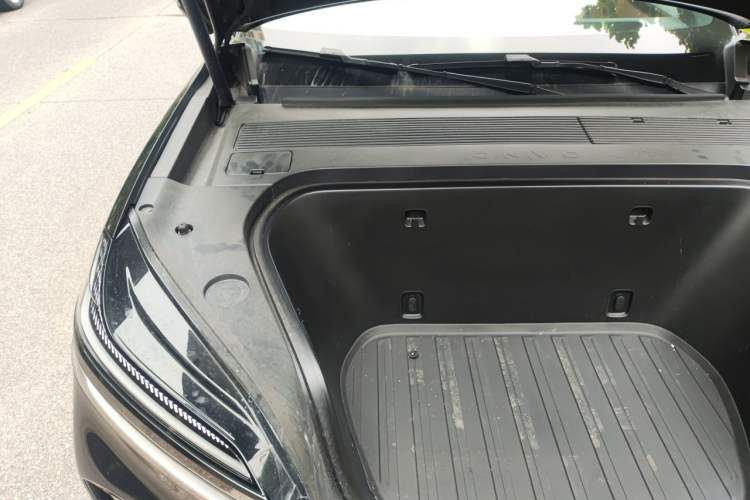 Used ONVO Luxeed L90 2025 Model—Max Seven-Seater Version Engine Bay Right