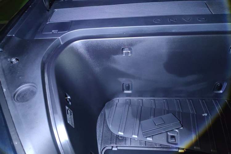 Used ONVO Luxeed L90 2025 Model—Max Six-Seater Version Engine Bay Right