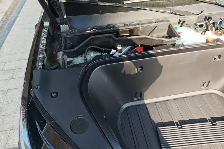 Used ONVO Luxeed L90 2025 Model—Max Six-Seater Version Engine Bay Right
