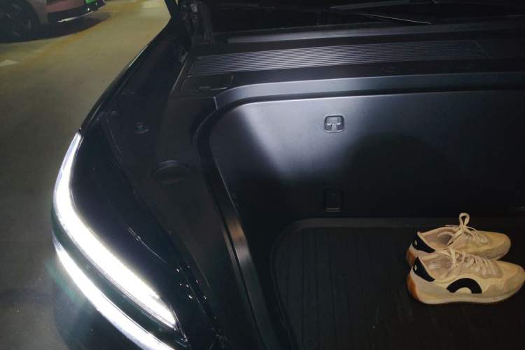 Used ONVO Luxeed L90 2025 Model—Max Six-Seater Version Engine Bay Right