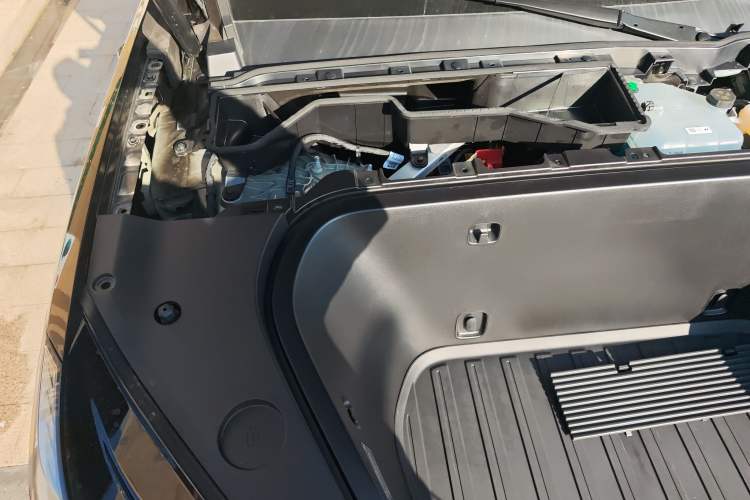 Used ONVO Luxeed L90 2025 Model—Ultra Six-Seater Version Engine Bay Right