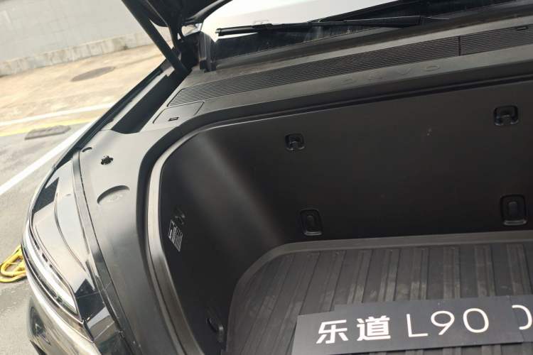 Used ONVO Luxeed L90 2025 Model—Black Knight Special Edition—Six-Seater Engine Bay Right