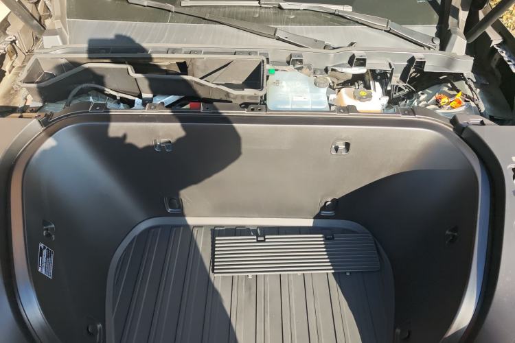 Used ONVO Luxeed L90 2025 Model—Ultra Six-Seater Version Engine Bay