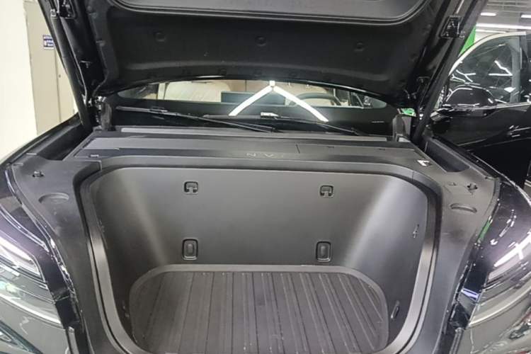 Used ONVO Luxeed L90 2025 Model—Ultra Six-Seater Version Engine Bay