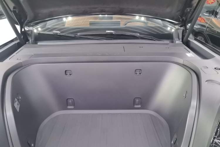 Used ONVO Luxeed L90 2025 Model—Ultra Six-Seater Version Engine Bay