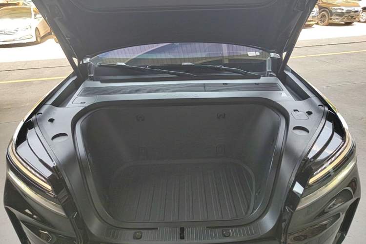 Used ONVO Luxeed L90 2025 Model—Max Six-Seater Version Engine Bay