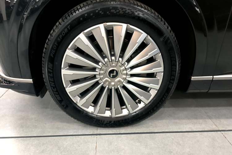 Used ONVO Luxeed L90 2025 Model—Ultra Six-Seater Version Exterior 4