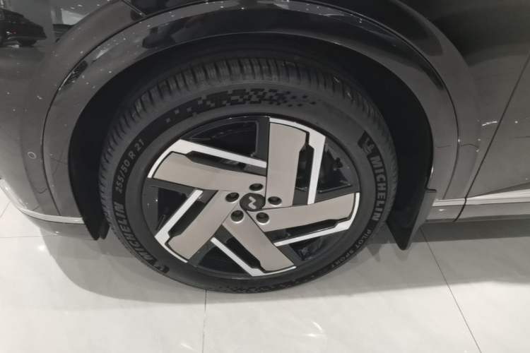 Used ONVO Luxeed L90 2025 Model—Max Six-Seater Version Exterior 4