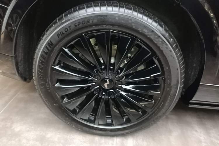 Used ONVO Luxeed L90 2025 Model—Black Knight Special Edition—Six-Seater Exterior 5