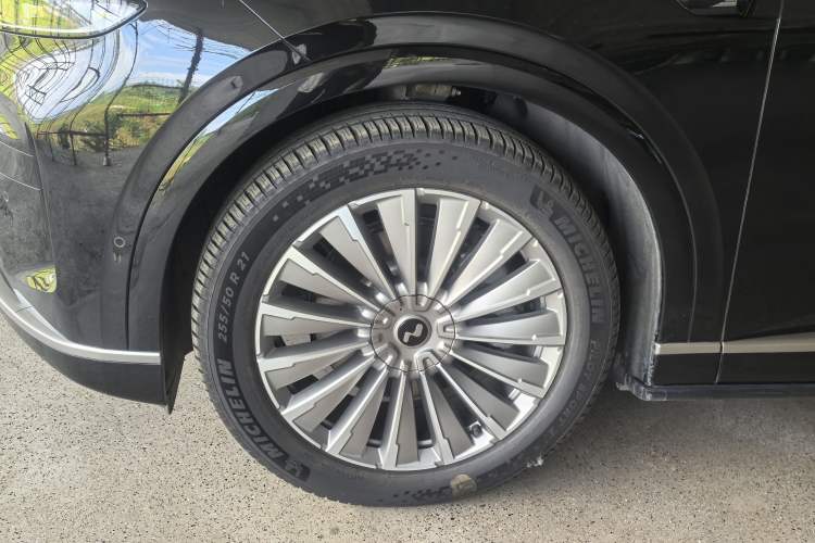 Used ONVO Luxeed L90 2025 Model—Ultra Six-Seater Version Exterior 5