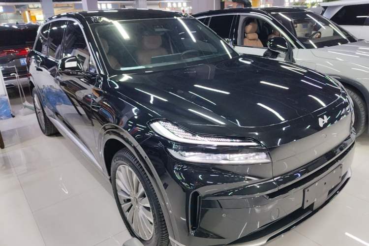 Used ONVO Luxeed L90 2025 Model—Ultra Six-Seater Version Front Right 45 Deg