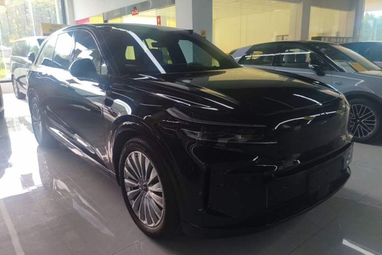 Used ONVO Luxeed L90 2025 Model—Max Six-Seater Version Front Right 45 Deg