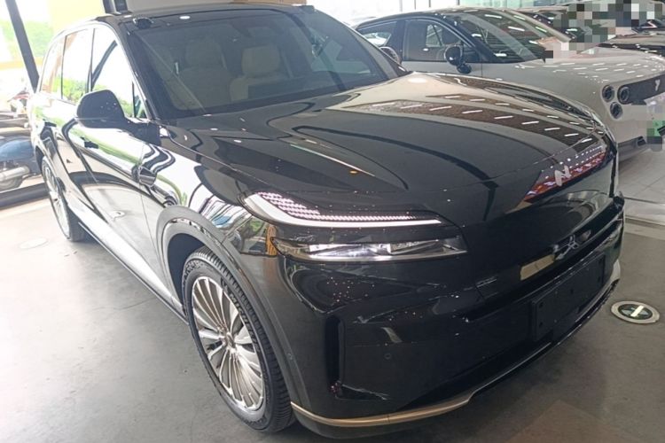 Used ONVO Luxeed L90 2025 Model—Ultra Six-Seater Version Front Right 45 Deg